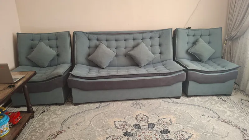 диван . кресло и столик
