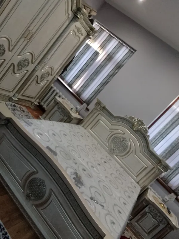 Спальная кровать,камод , зеркало,тумбы ,шкаф