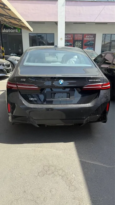 BMW i5 40L M-Sport 2025 yil 1 BMW i5 40L M-Sport 2025 yil 1