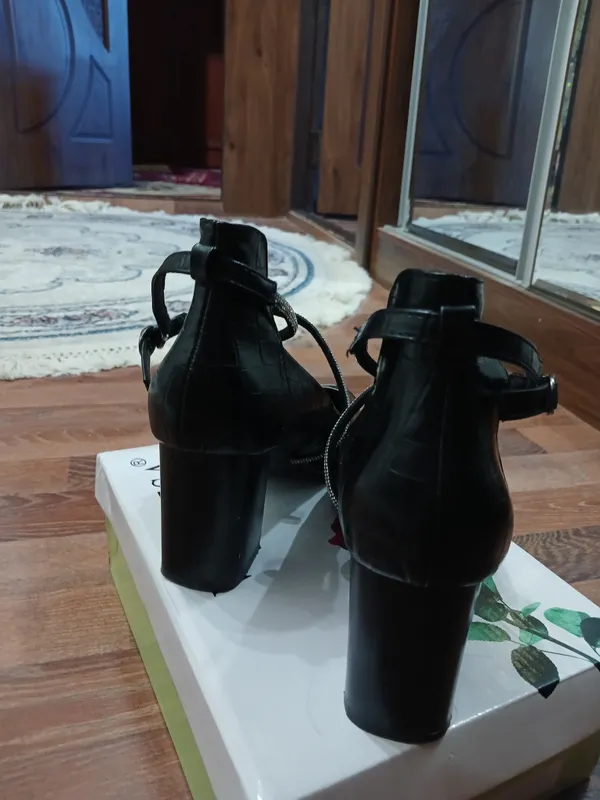 qora poshnali chiroyli va nafis tufli 2