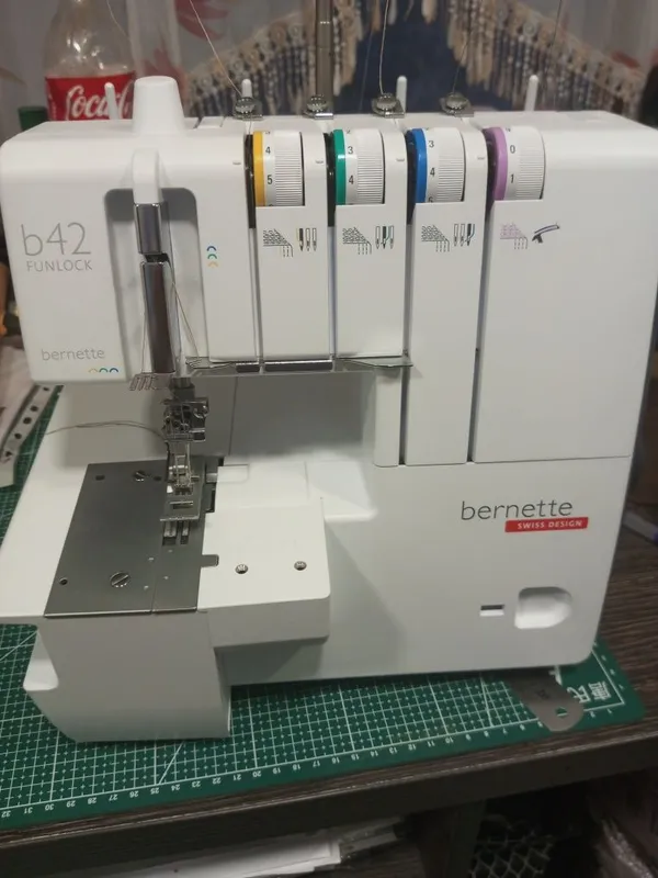 продается швейная машинка расспошивалка Bernette b42 funlock