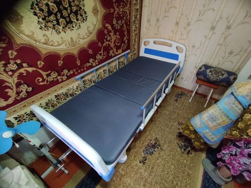 Кровать для больных палатная с двумя подъёмными механизмами — фото 1