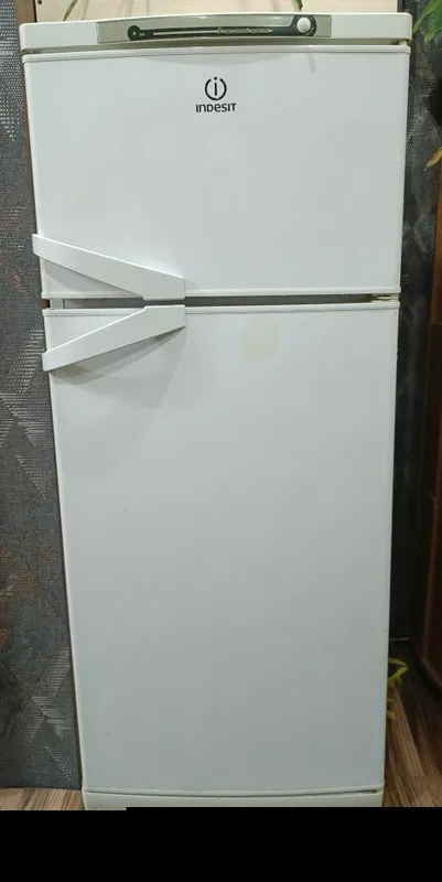 Продам холодильник indesit