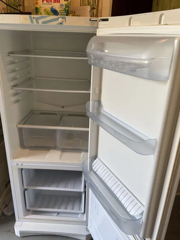 Холодильник Indesit 2