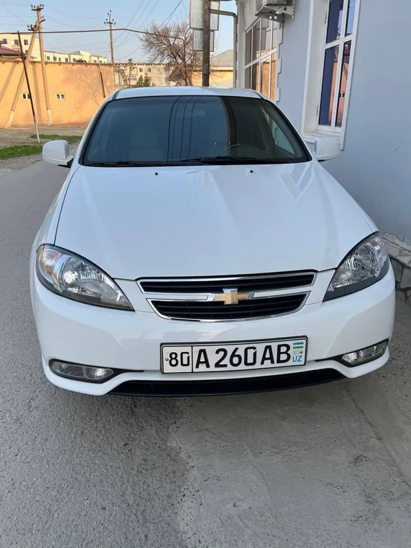 Avtomobil chevrolet jentra