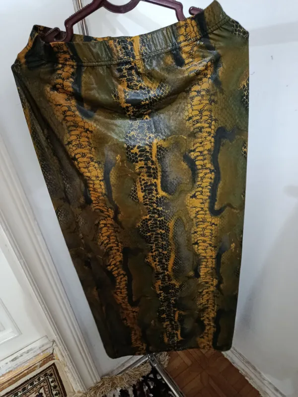 Orqa tomoni yoriqli yangi to‘g‘ri yubka 1