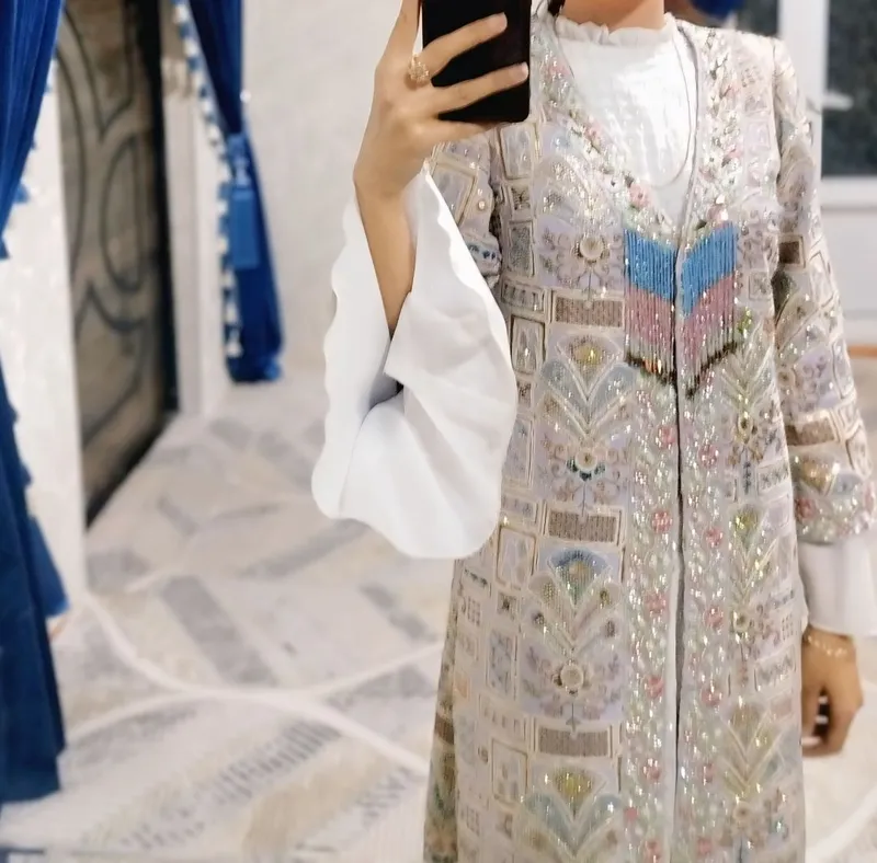 Nafis tikilgan toʻy va marosimlar uchun abaya Nafis tikilgan toʻy va marosimlar uchun abaya