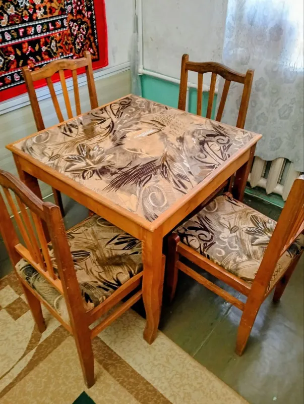 Стол и стулья.