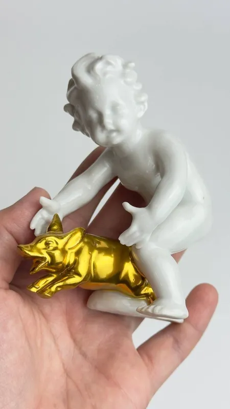 chinni haykalcha Putti choʻchqachasi bilan 1