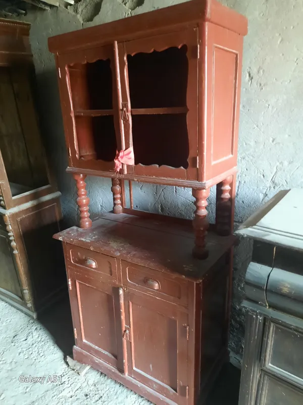 Продаётся антикварная витрина из чистого дерева. 2