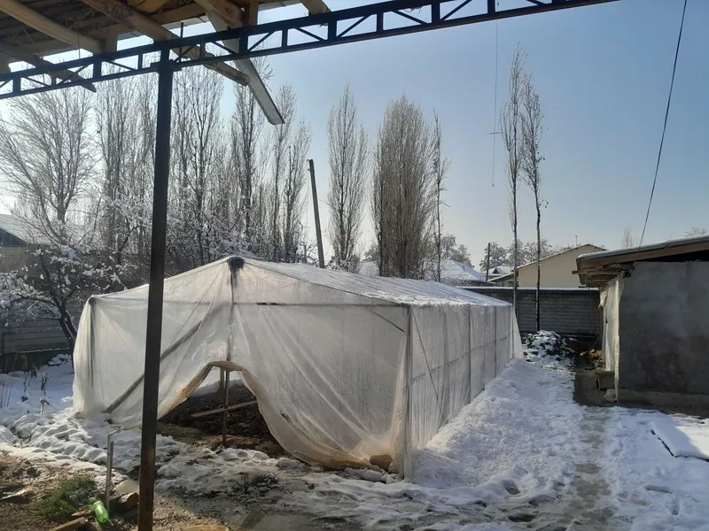 Uy sotiladi Yuqorichirchiq tumani qorasuv yahshi xonadon sevet gaz dgf 3