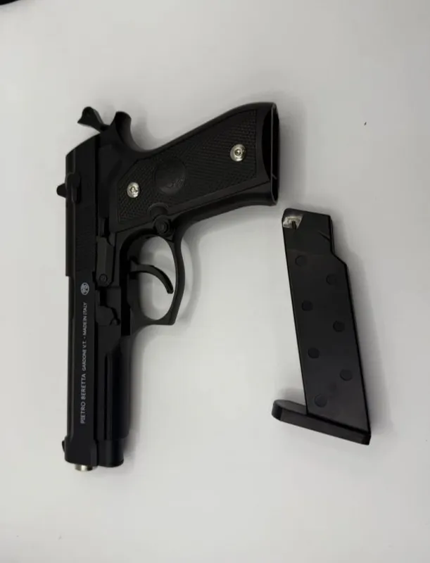O'yinchoq realistik ko'rinishga ega to'pponcha beretta — фото 1