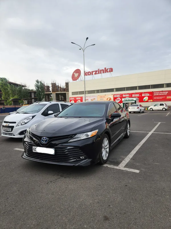 Toyota Camry 2021 йил, Гибрид. — фото 1