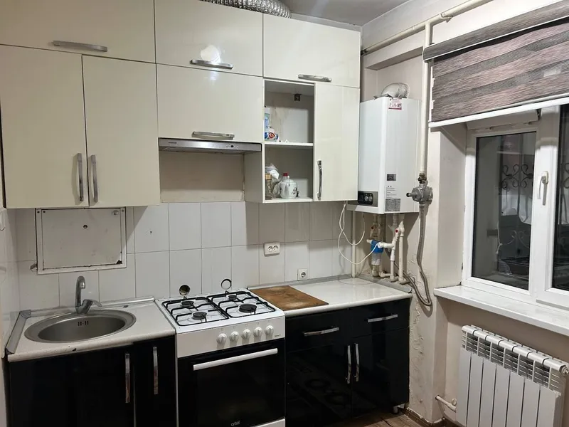 Sergeli 5 a  1 qavat yoʻlni yuzida 3 xona sotiladi 2