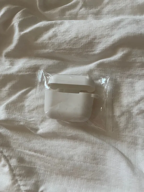 Силиконовый чехол для AirPods (белый) Силиконовый чехол для AirPods (белый)