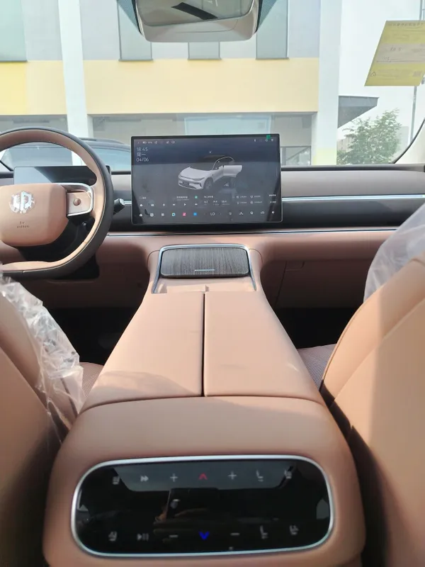 Leapmotor c11 hybrid 300 kmlik luxsury, Restayling 2026 versiya — фото 7