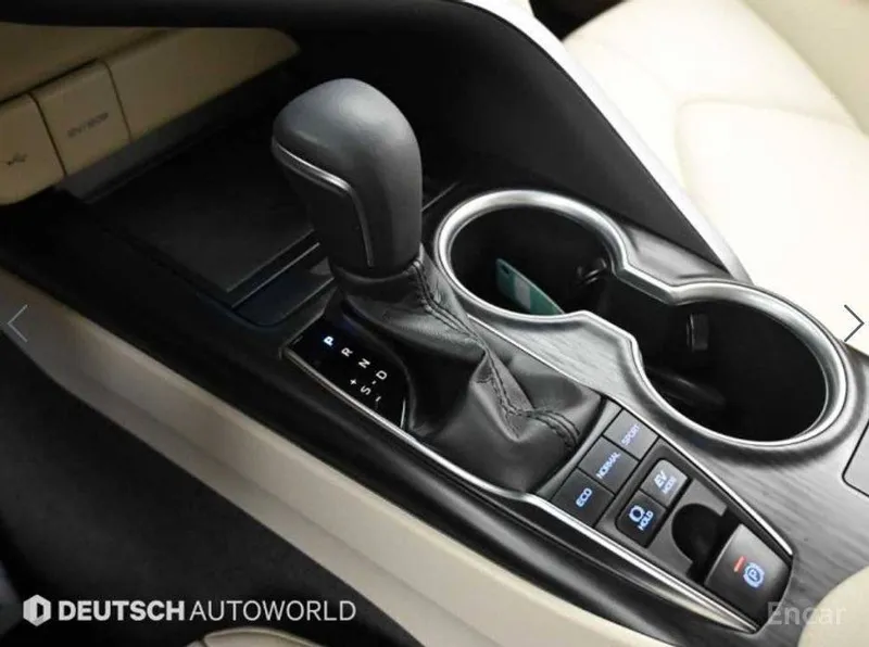 Toyota Camry 2.5 XLE Hybrid 5