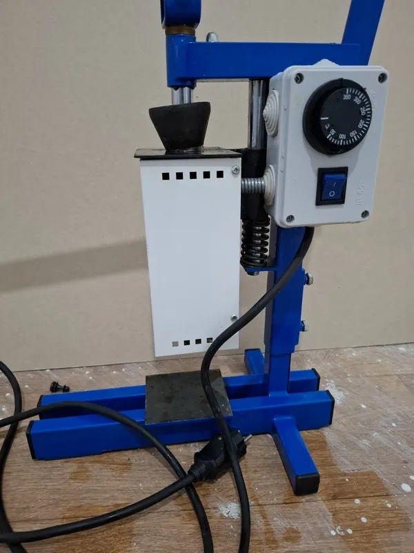 Ruchnoy plastmassa qòyadigan apparat sotiladi 1