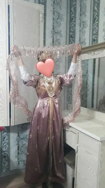 Abaya, ichida baza ko‘ylak, yopinchig‘i bilan