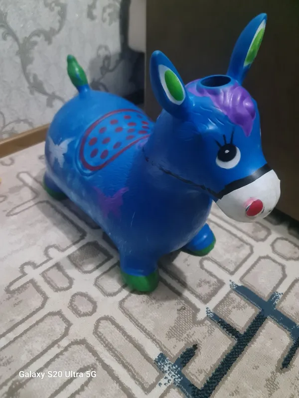 Игрушечный резиновый ослик