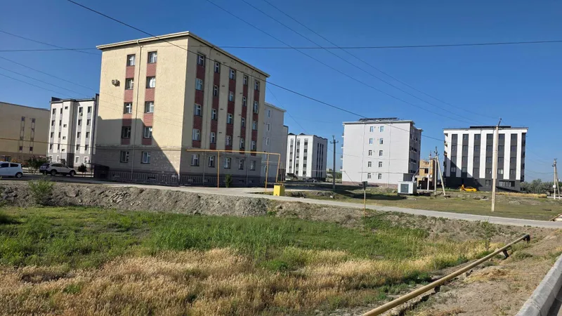 Romitan tuman markazida 3 qavatli uy-joyga mo`ljallangan 2 sotixli yer