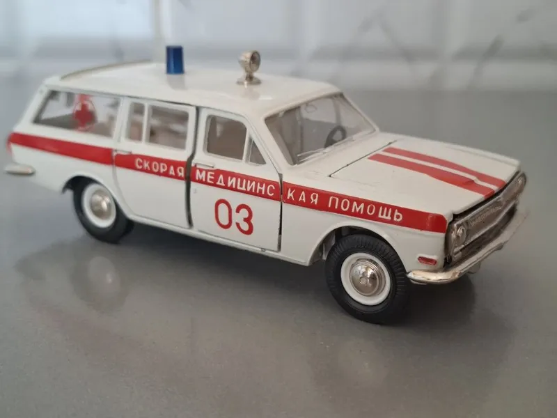 Коллекционная модель ГАЗ 2402 Скорая помощь, масштаб 1:43 — фото 1