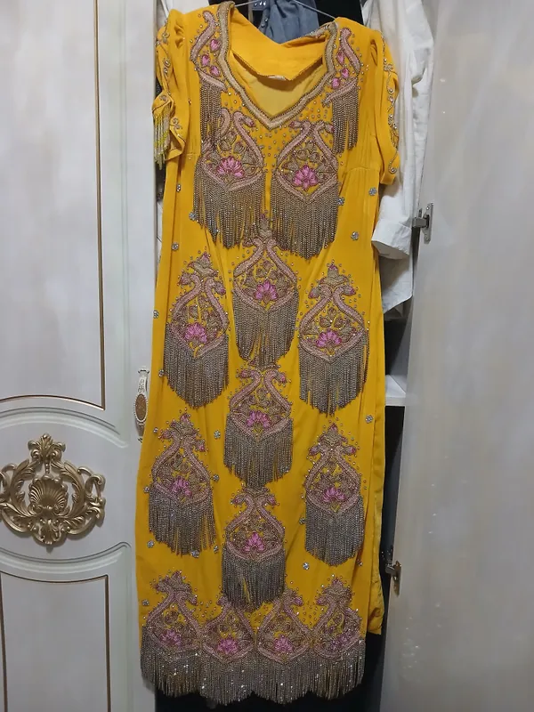 toshli koʻylak qalpoq dastroʻmoli bor