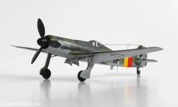 Сборная модель самолета Focke-Wulf Ta 152 (Dragon, 1/72) 4