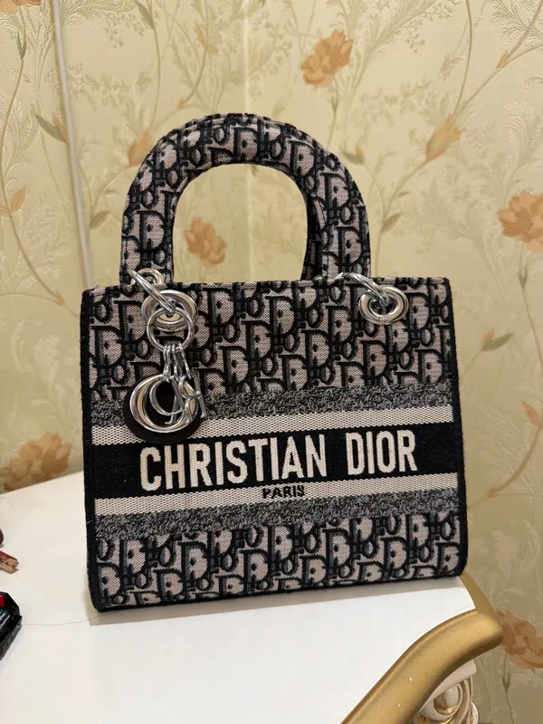 Christian Dior sumkasi ideal holatda 1
