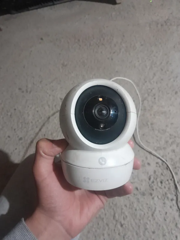 Камера EZVIZ вращается на 360° 2
