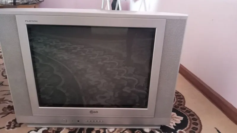 LG Flatron CRT-телевизор с серебристым корпусом LG Flatron CRT-телевизор с серебристым корпусом