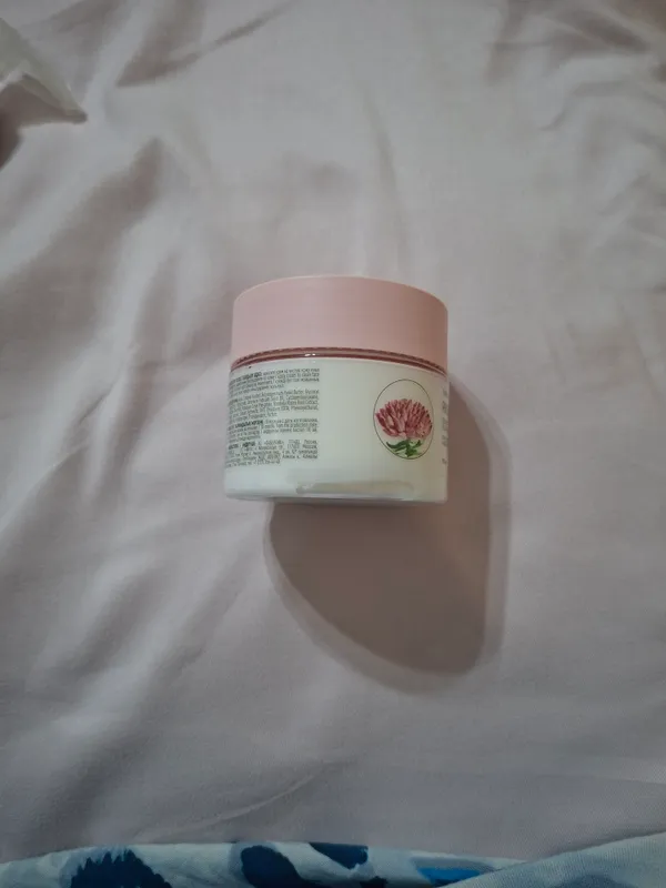 tish oqartiradigan  va yuz uchun kerem rosa zor ..
