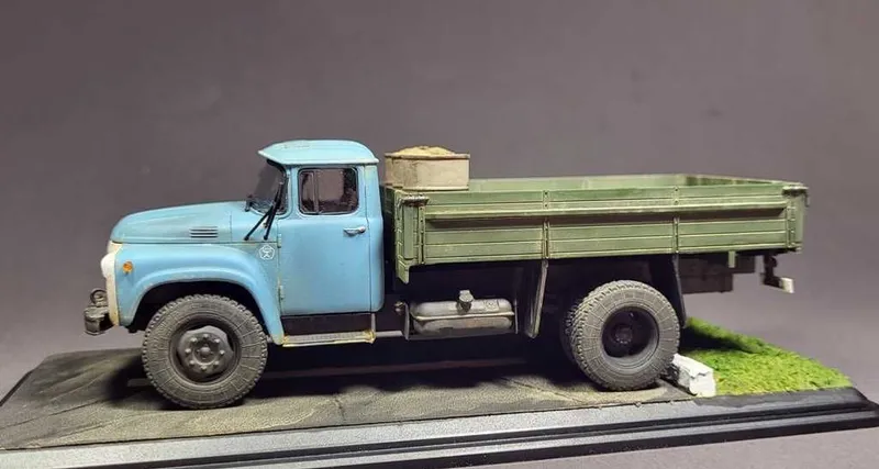 Сборная модель грузовика ЗиЛ-130 масштаб 1:43 AVD — фото 1