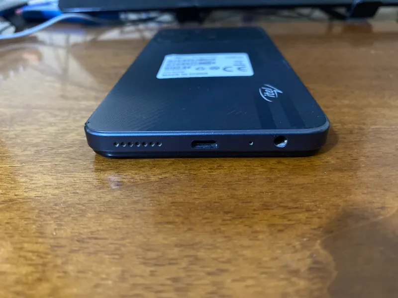 ITEL P40 Состояние идеальное, треснутое место не экран, защитное стекло 3