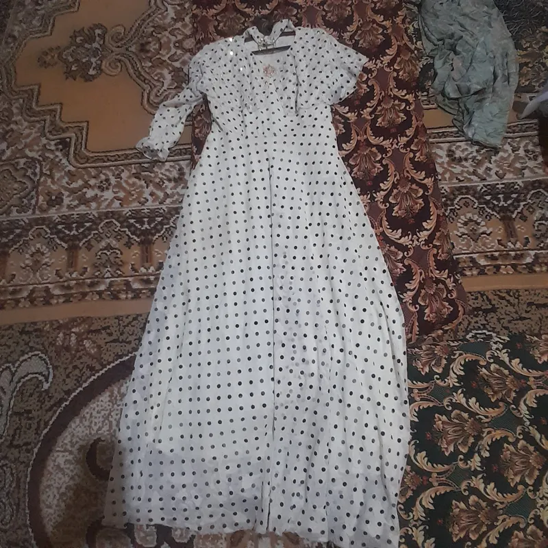 sifati zur. bir marta kiyilgan. belbog'i bor.