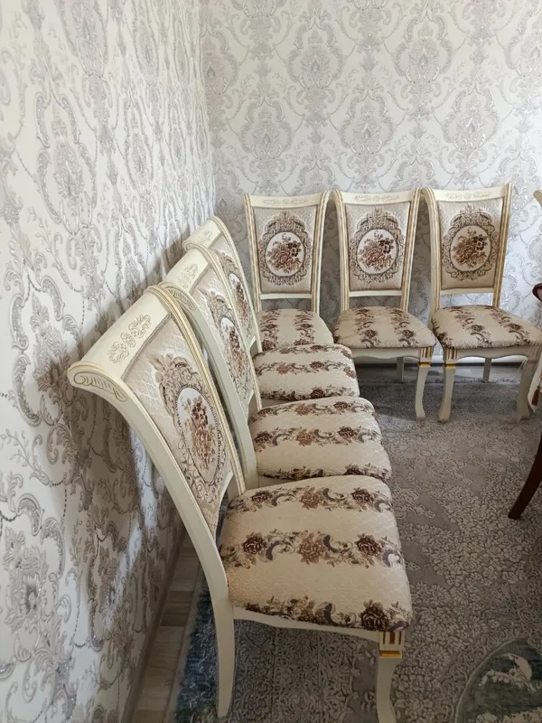 Стол и стул очень красивые, новые 3