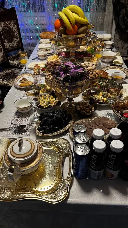 Стол и стулья