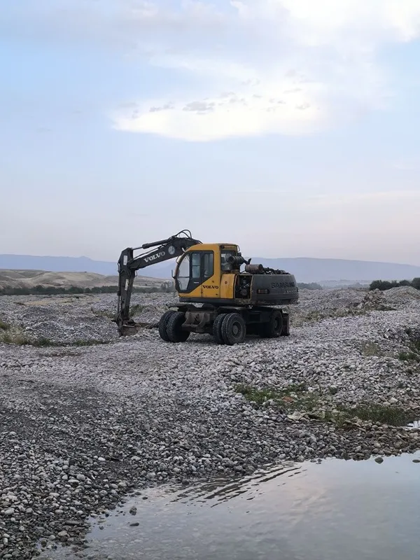 Excavator sotiladi