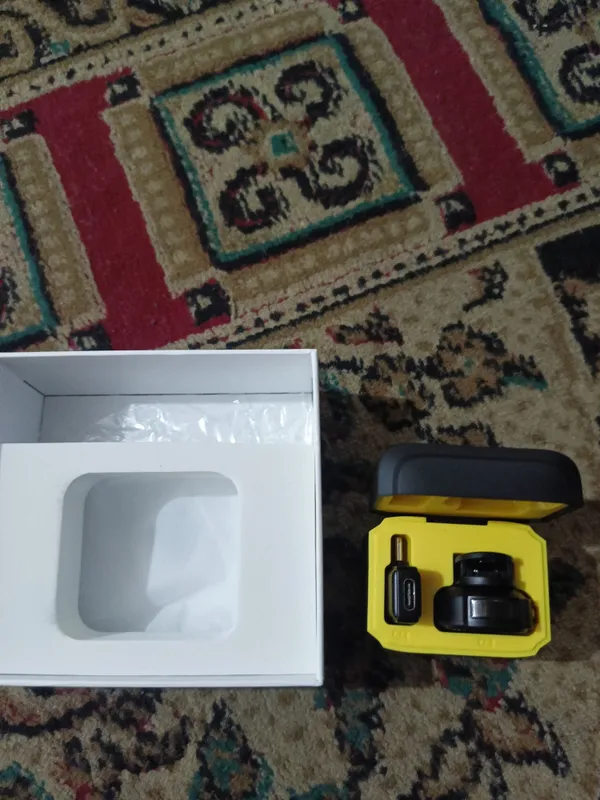 Mini mikrafon bittali kantent olish va dars oʻtish jarayonlarida qoʻl