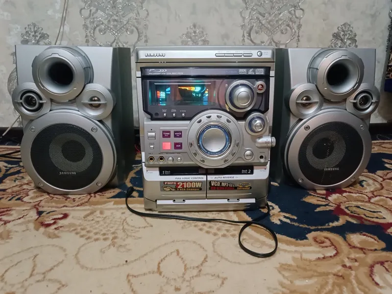 Музыкальный центр сотилади