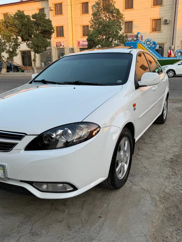 Chevrolet Jentra 4