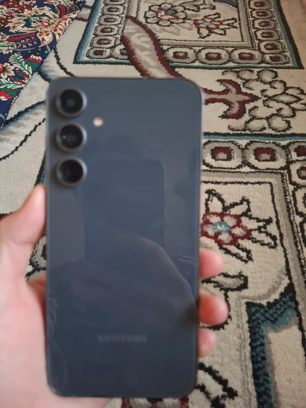 samsung s23 fe  xotirasi 8 128 sotiladi  220$ 2