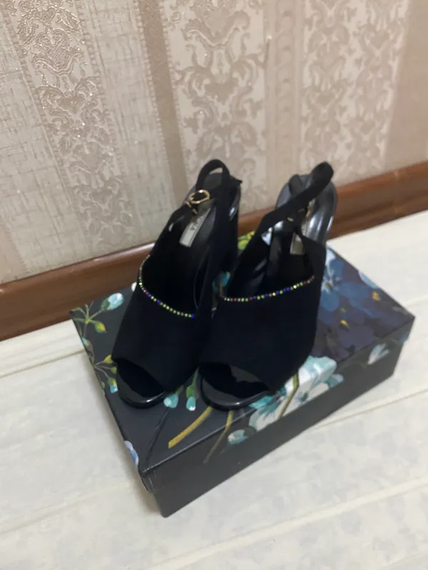 Qota tufli 2 marta kiyilgan 35 razmer 3 Qota tufli 2 marta kiyilgan 35 razmer 3