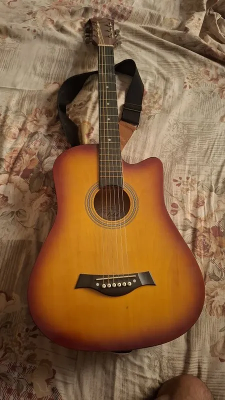 Ajoyib gitara pul zarurligi uchun sotayabman