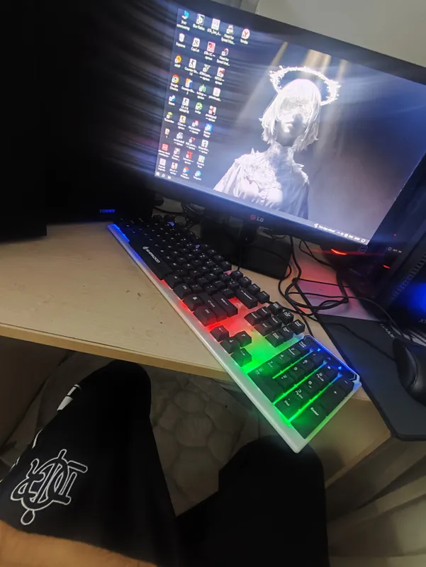 kompyuter bilan monitor va klaviatura