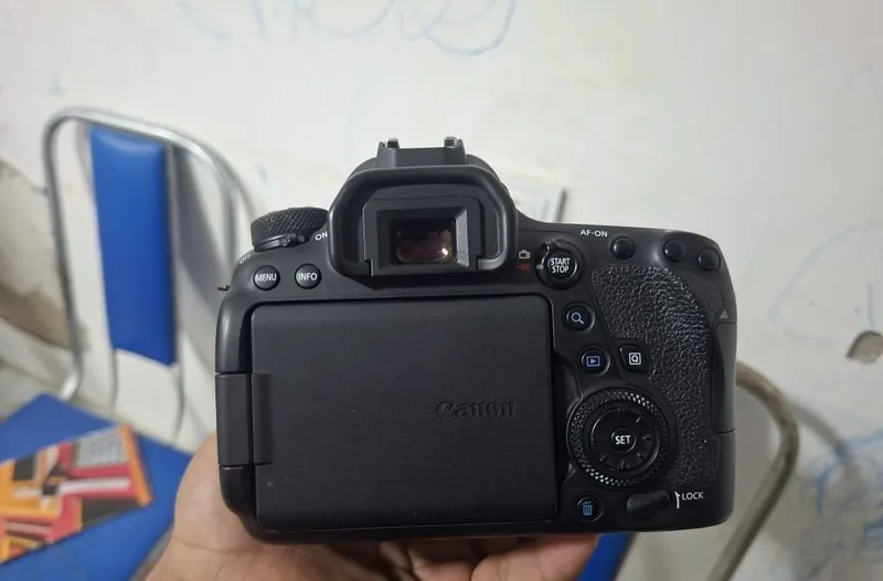 Canon EOS 6D Mark II 6 Canon EOS 6D Mark II 6