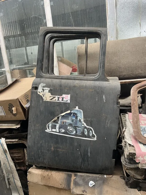 Zil 130 gaz 53 eshik O’ng taraf eshiklar sotiladi зил 130 газ 53 эшик