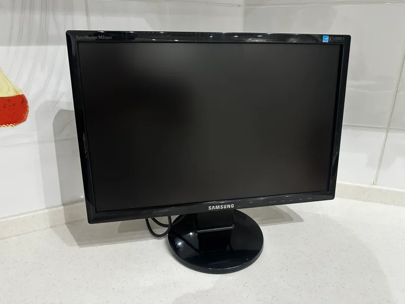 Монитор Samsung SyncMaster 943NWX