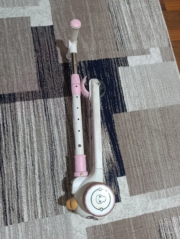 Bolalar uchun uch g‘ildirakli samokat (oq-pushti) 3 Bolalar uchun uch g‘ildirakli samokat (oq-pushti) 3