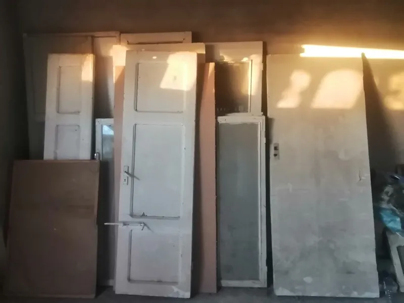 Eski taxta eshik va oynalar bor 5 Eski taxta eshik va oynalar bor 5